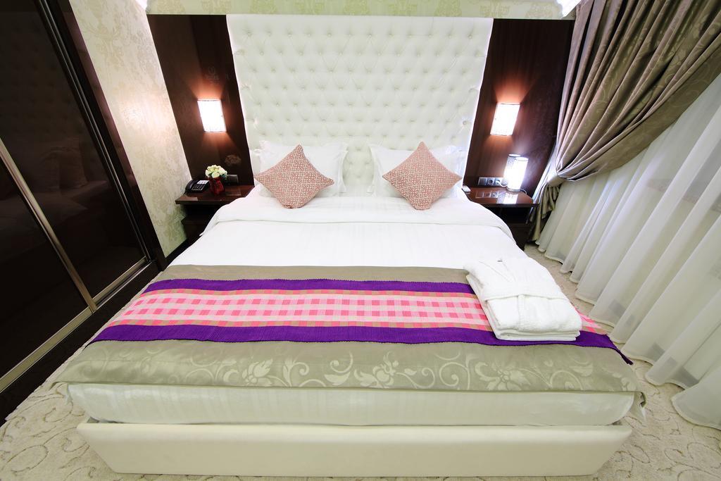 Premier Hotel Biskek Kültér fotó