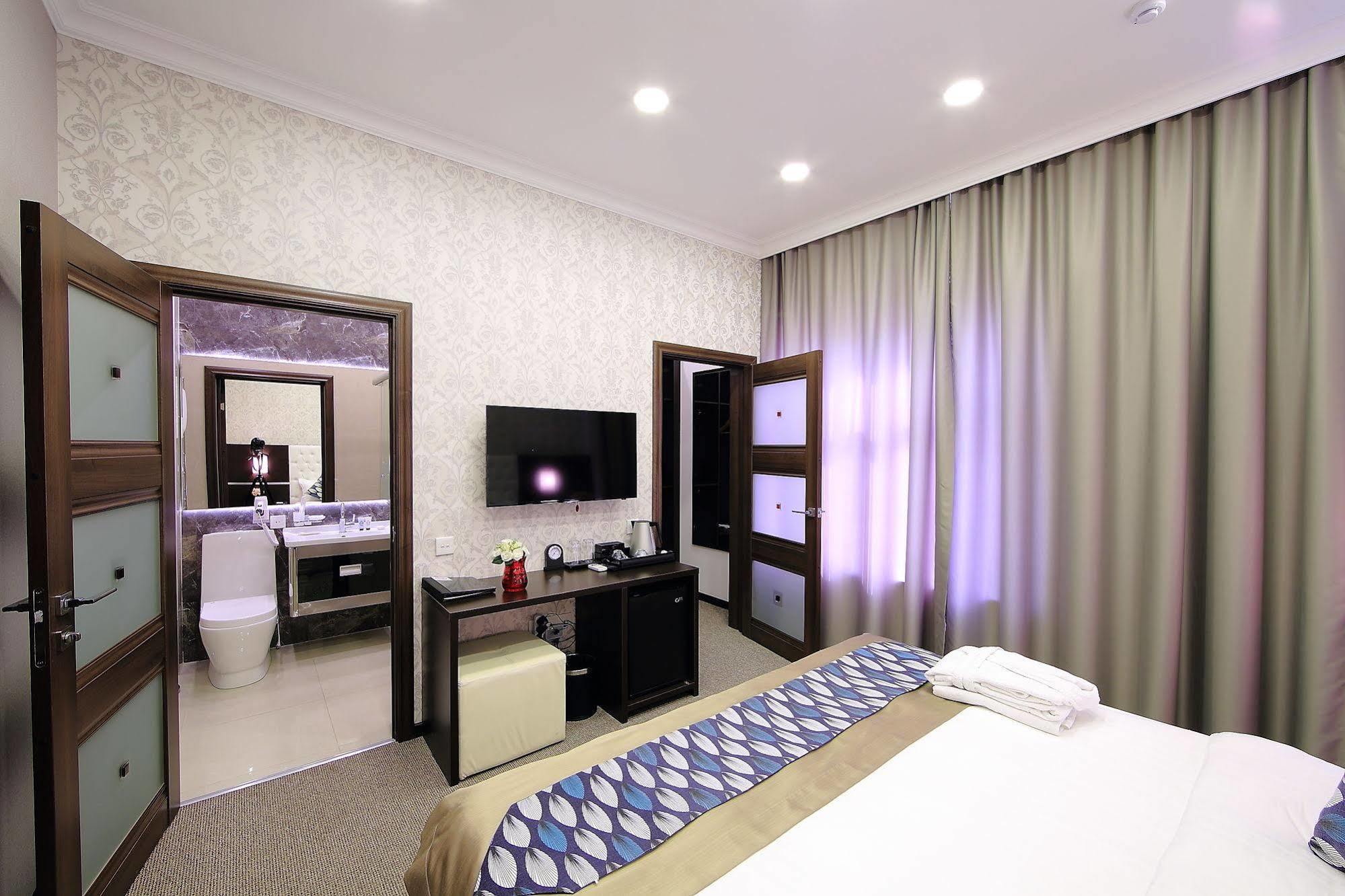 Premier Hotel Biskek Kültér fotó