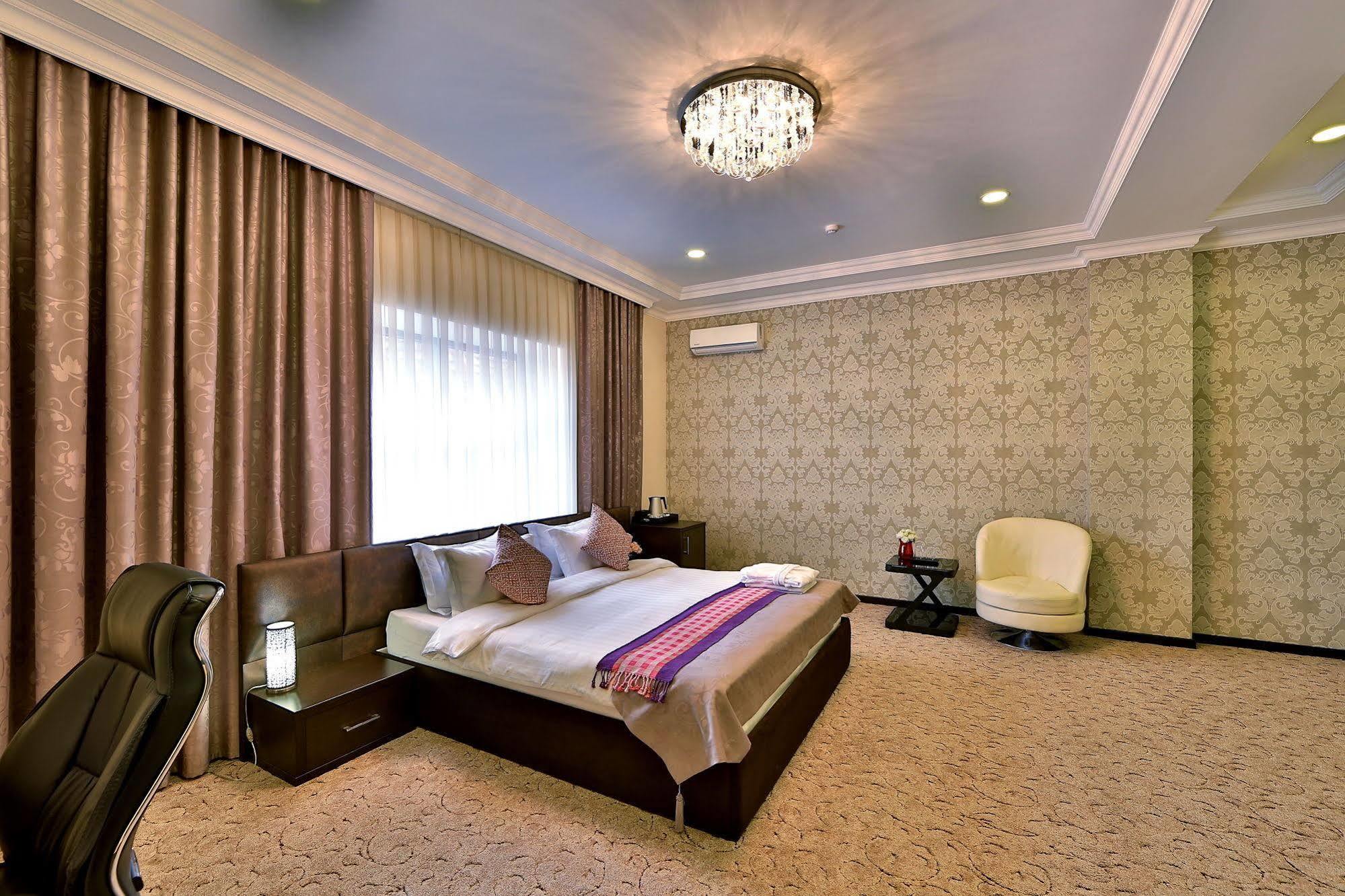 Premier Hotel Biskek Kültér fotó