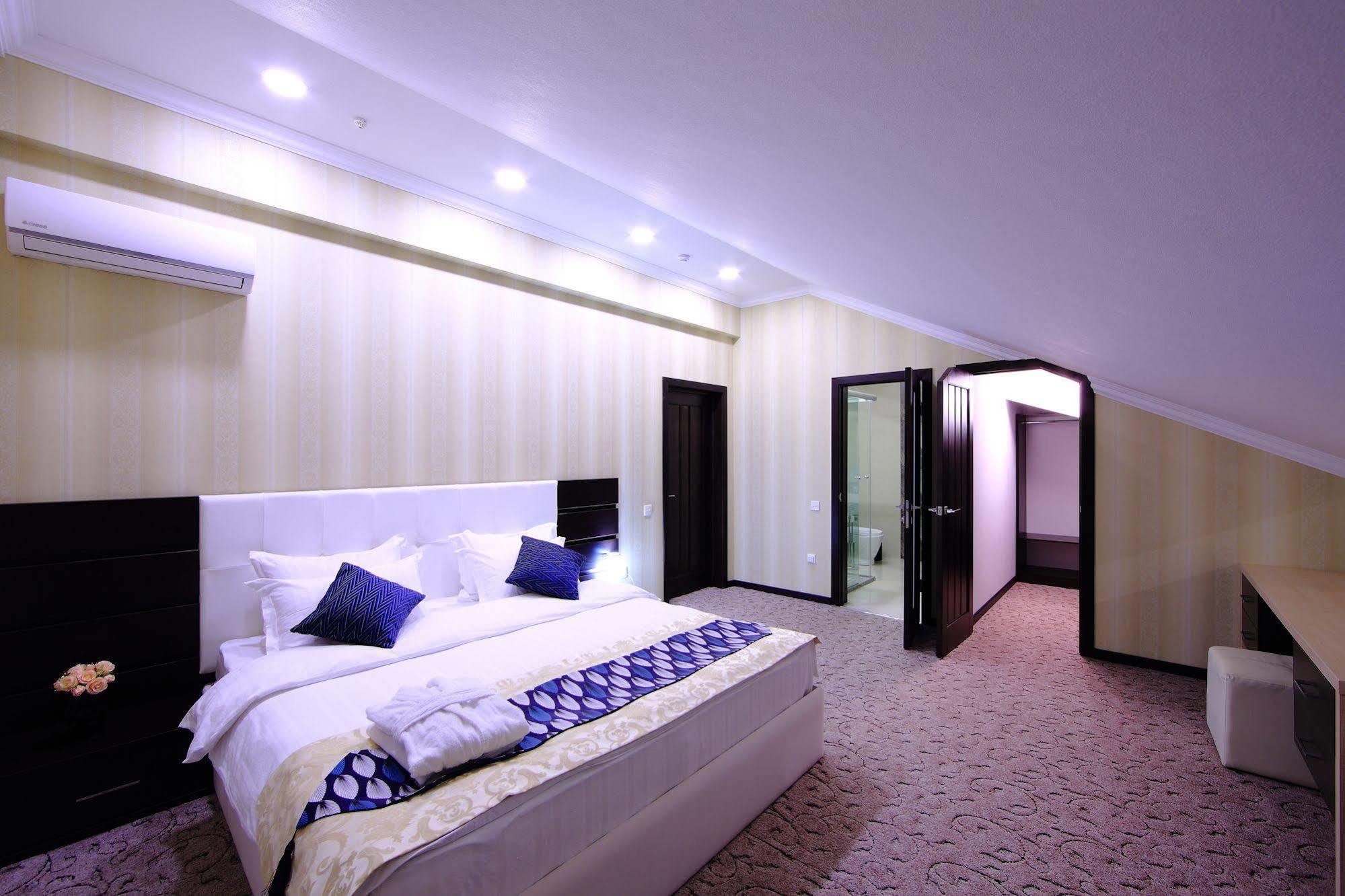 Premier Hotel Biskek Kültér fotó