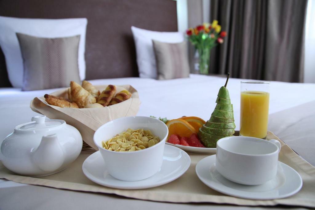 Premier Hotel Biskek Kültér fotó